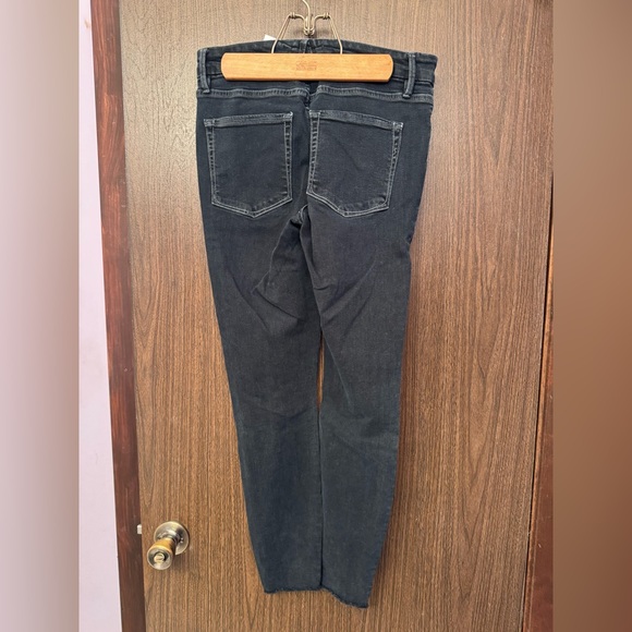 GOOD AMERICAN GOOD LEGS CROP DARK WASH JEANS SIZE 4 25.5” INSEAM - Picture 2 of 3